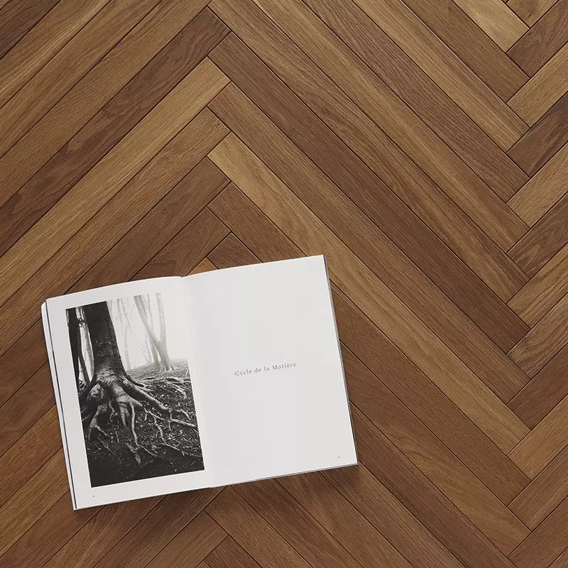 Parquet Chêne Semi-Massif Chevron Brown Fumé - Livre ouvert